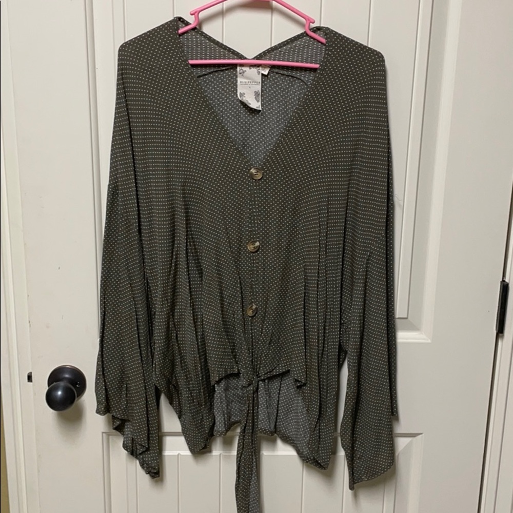 Army green wide sleeve bottom tie shirt